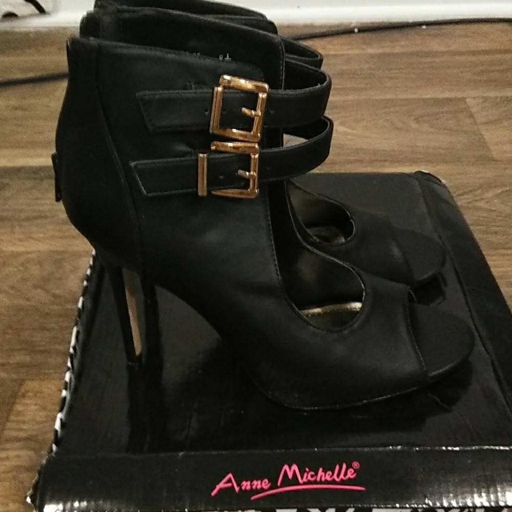 Heels - Picture 2 of 3